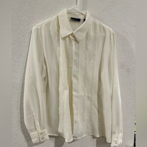 Karen Scott embroidered Floral button down w/Ruffles
White Polyester Shirt L